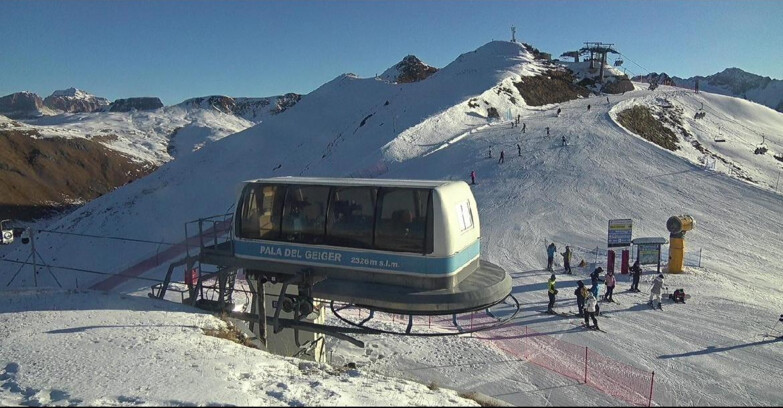 Webcam Поцца-ди-Фасса-Алок-Буффор  - Pala del Geiger, sullo sfondo il Pordoi