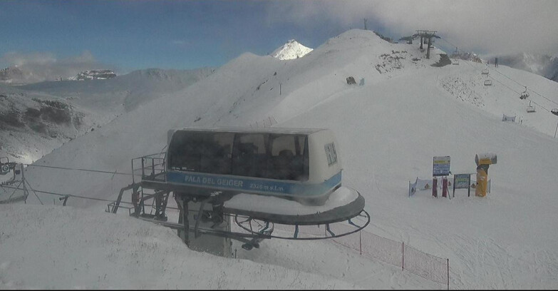 Webcam Pozza di Fassa-Aloch-Buffaure  - Pala del Geiger, sullo sfondo il Pordoi