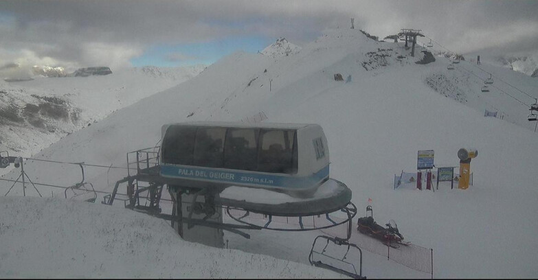 Webcam Pozza di Fassa-Aloch-Buffaure  - Pala del Geiger, sullo sfondo il Pordoi