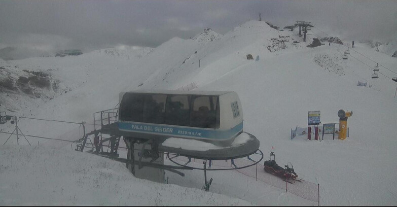 Webcam Pozza di Fassa-Aloch-Buffaure  - Pala del Geiger, sullo sfondo il Pordoi