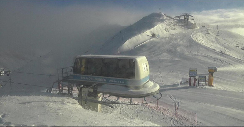 Webcam Поцца-ди-Фасса-Алок-Буффор  - Pala del Geiger, sullo sfondo il Pordoi