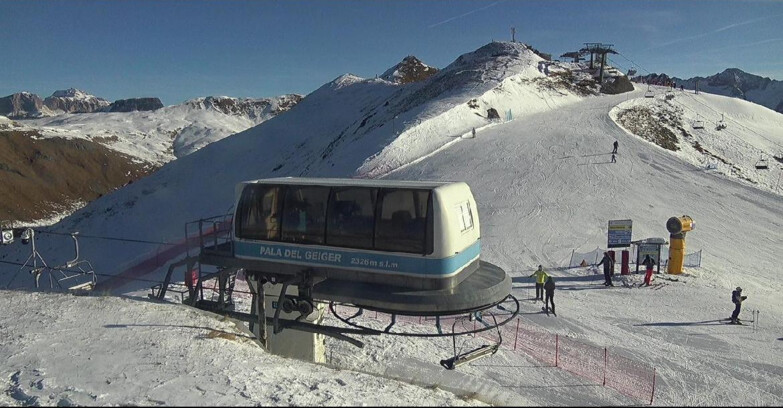 Webcam Pozza di Fassa-Aloch-Buffaure  - Pala del Geiger, sullo sfondo il Pordoi