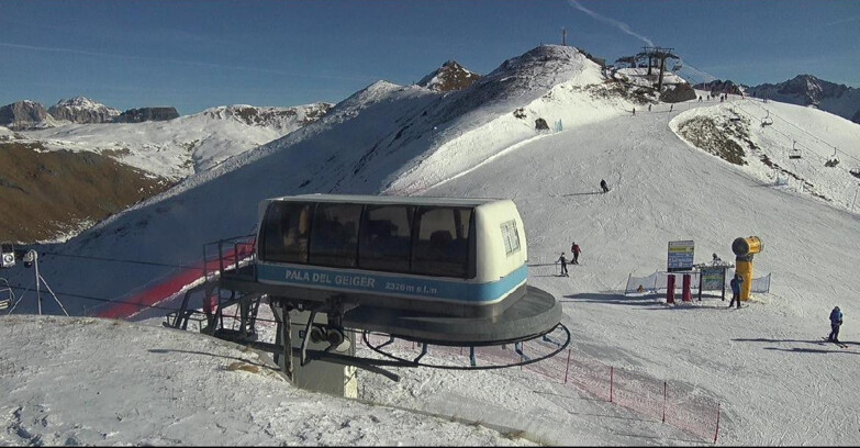 Webcam Pozza di Fassa-Aloch-Buffaure  - Pala del Geiger, sullo sfondo il Pordoi