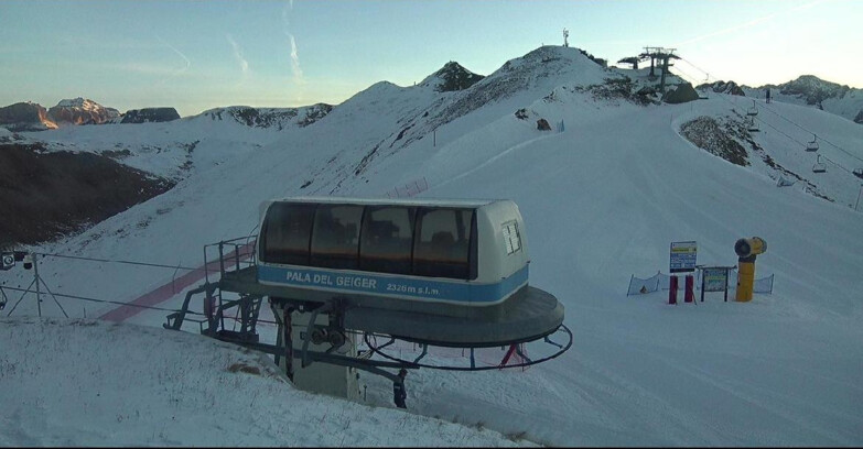 Webcam Поцца-ди-Фасса-Алок-Буффор  - Pala del Geiger, sullo sfondo il Pordoi