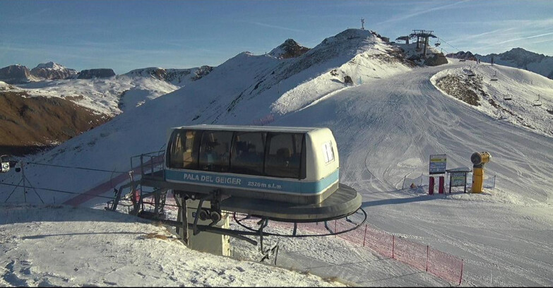 Webcam Pozza di Fassa-Aloch-Buffaure  - Pala del Geiger, sullo sfondo il Pordoi