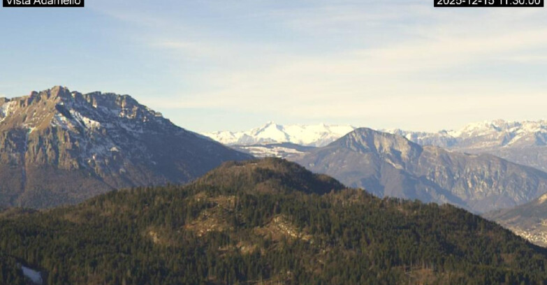 Webcam Ski area Lavarone - Vista su ghiacciaio Adamello