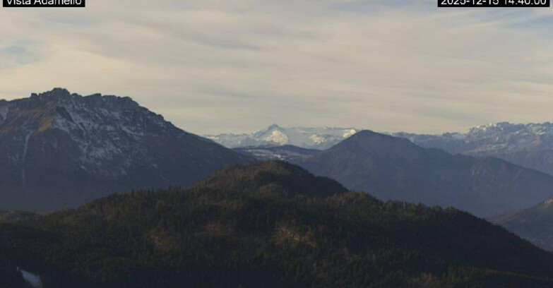 Webcam Ski area Lavarone - Vista su ghiacciaio Adamello