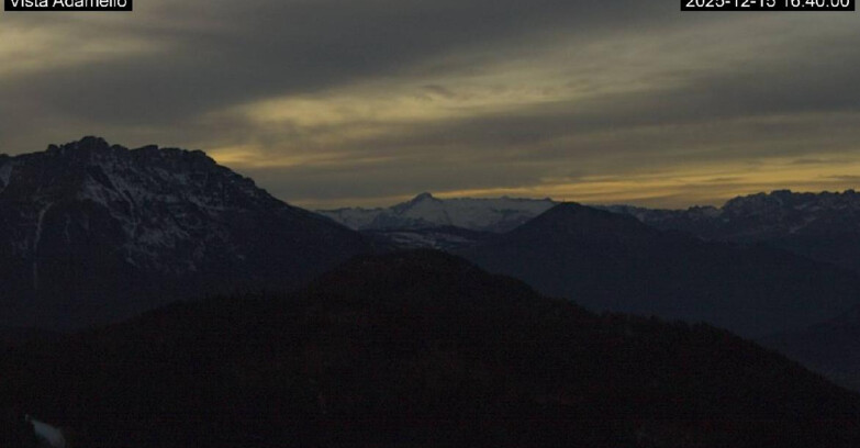 Webcam Ski area Lavarone - Vista su ghiacciaio Adamello