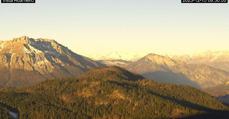 Webcam Ski area Lavarone - Vista su ghiacciaio Adamello
