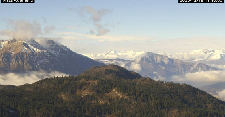 Webcam Ski area Lavarone - Vista su ghiacciaio Adamello