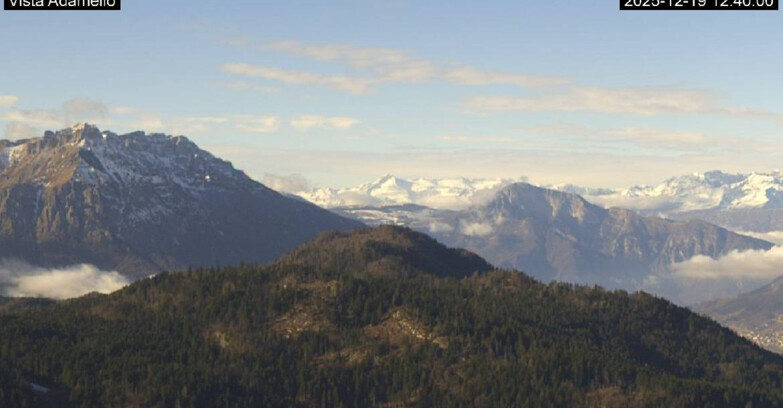 Webcam Ski area Lavarone - Vista su ghiacciaio Adamello