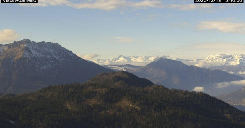 Webcam Ski area Lavarone - Vista su ghiacciaio Adamello