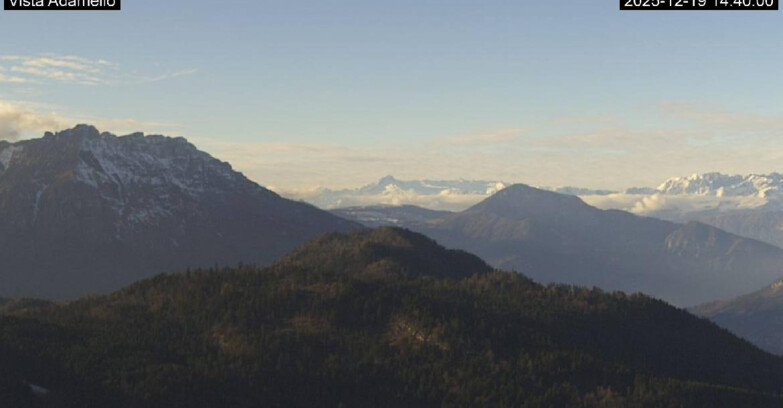 Webcam Ski area Lavarone - Vista su ghiacciaio Adamello
