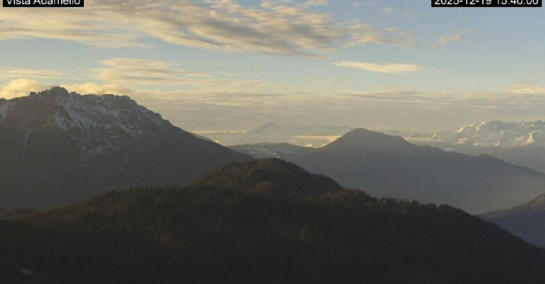 Webcam Ski area Lavarone - Vista su ghiacciaio Adamello