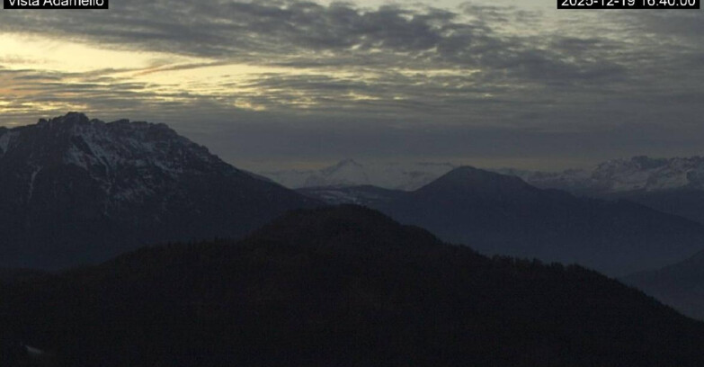 Webcam Ski area Lavarone - Vista su ghiacciaio Adamello