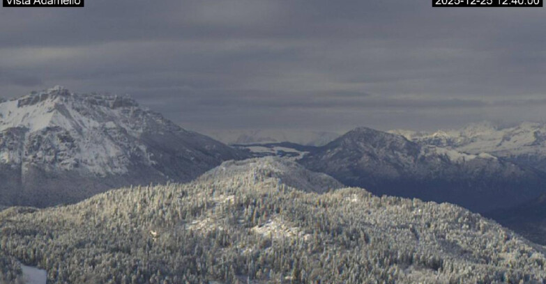 Webcam Ski Area Lavarone  - View on Ghiacciaio Adamello 