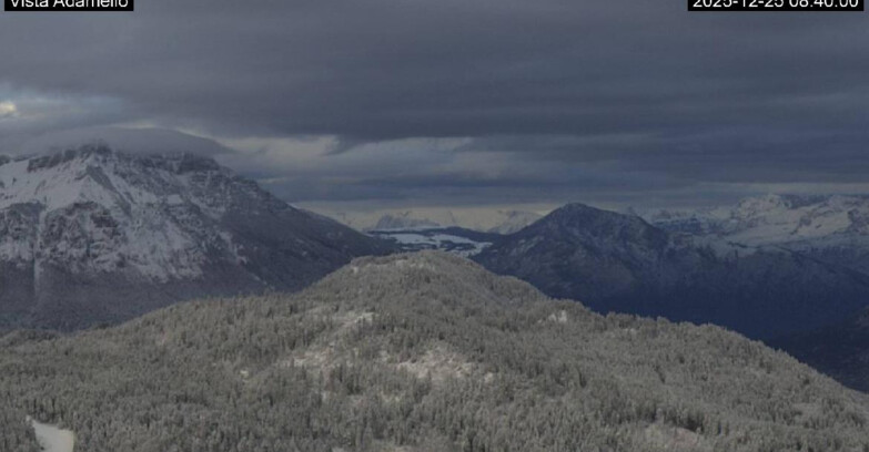 Webcam Ski area Lavarone - Vista su ghiacciaio Adamello