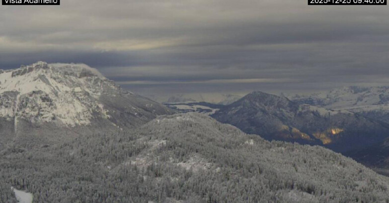Webcam Ski area Lavarone - Vista su ghiacciaio Adamello