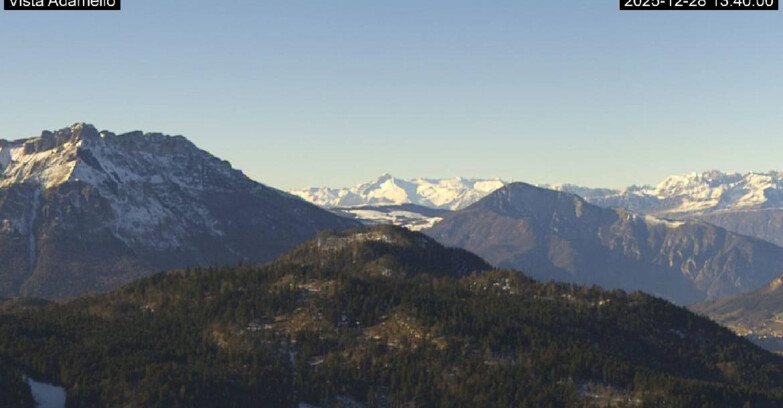 Webcam Ski area Lavarone - Vista su ghiacciaio Adamello