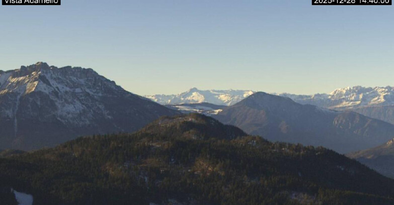 Webcam Ski area Lavarone - Vista su ghiacciaio Adamello