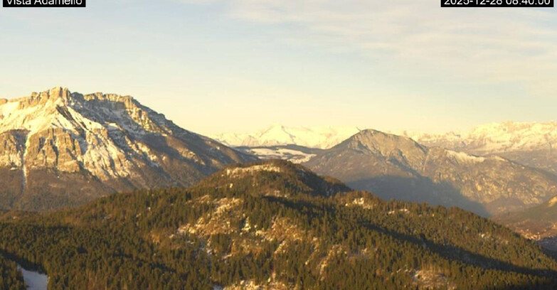 Webcam Ski area Lavarone - Vista su ghiacciaio Adamello