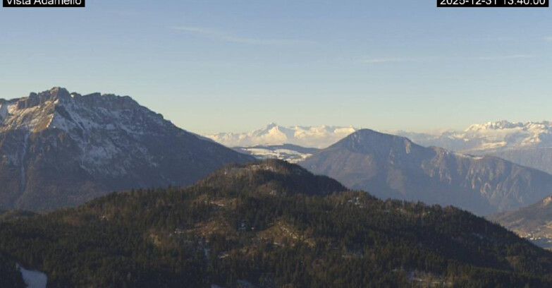 Webcam Ski area Lavarone - Vista su ghiacciaio Adamello