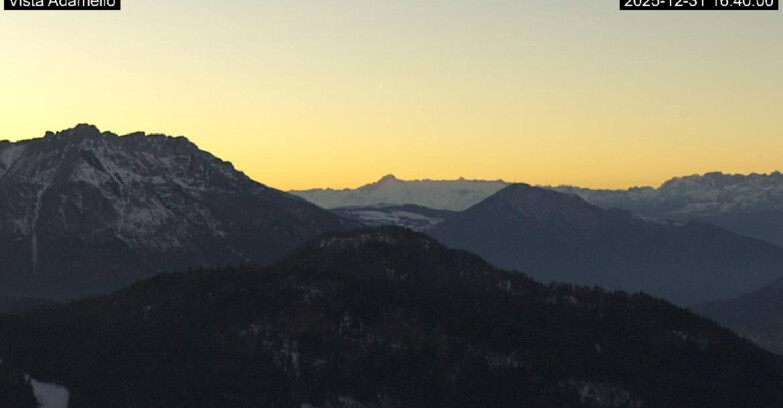 Webcam Ski area Lavarone - Vista su ghiacciaio Adamello