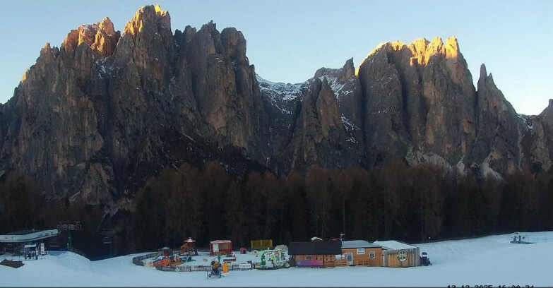 Webcam Vigo di Fassa-Pera-Ciampedìe - Vigo - dirupi di Larsech