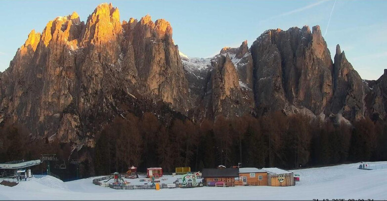 Webcam Vigo di Fassa-Pera-Ciampedìe - Vigo - dirupi di Larsech