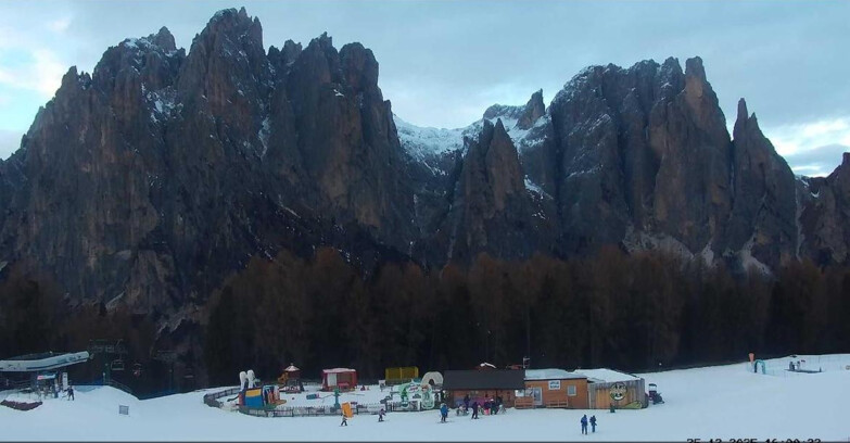 Webcam Vigo di Fassa-Pera-Ciampedìe - Vigo - dirupi di Larsech