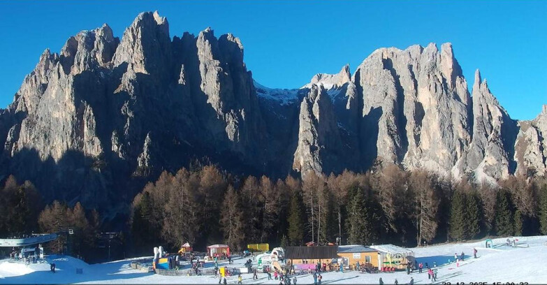 Webcam Vigo di Fassa-Pera-Ciampedìe - Vigo - dirupi di Larsech