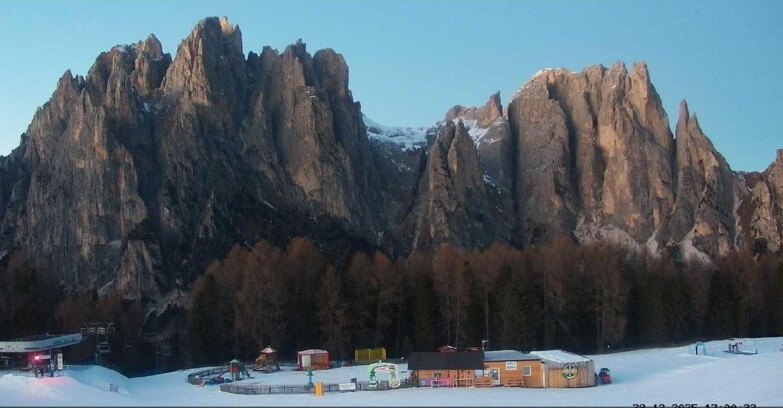 Webcam Vigo di Fassa-Pera-Ciampedìe - Vigo - dirupi di Larsech