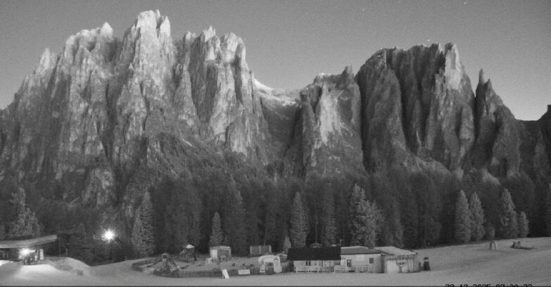 Webcam Vigo di Fassa-Pera-Ciampedìe - Vigo - dirupi di Larsech