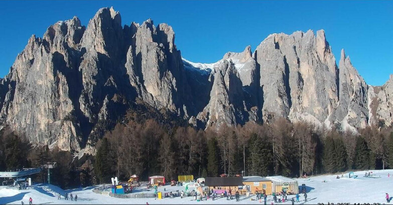 Webcam Vigo di Fassa-Pera-Ciampedìe - Vigo - dirupi di Larsech