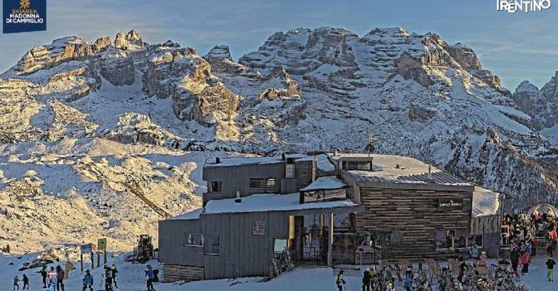 Webcam Madonna di Campiglio (Skiarea Campiglio Dolomiti di Brenta - Val di Sole Val Rendena) - Chalet Spinale