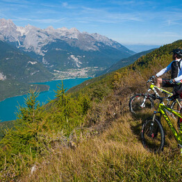 molveno-ciclisti-in-mountain-bike-presso-il-lago-di-molveno