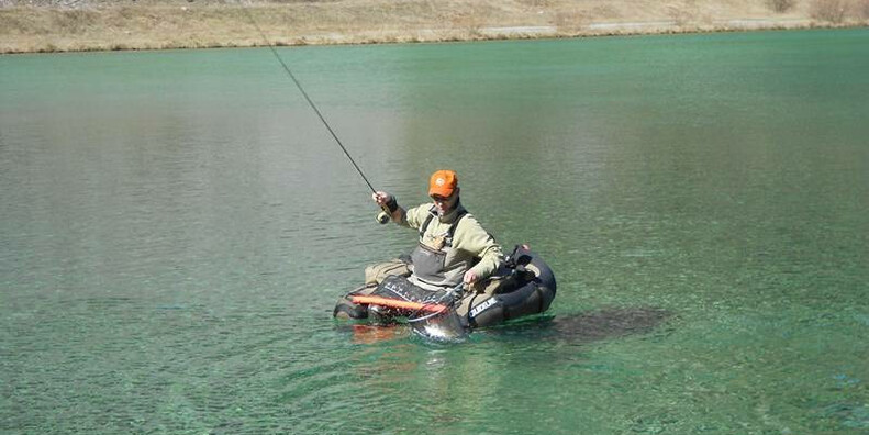Pesca con passione nella riserva speciale del lago Nembia